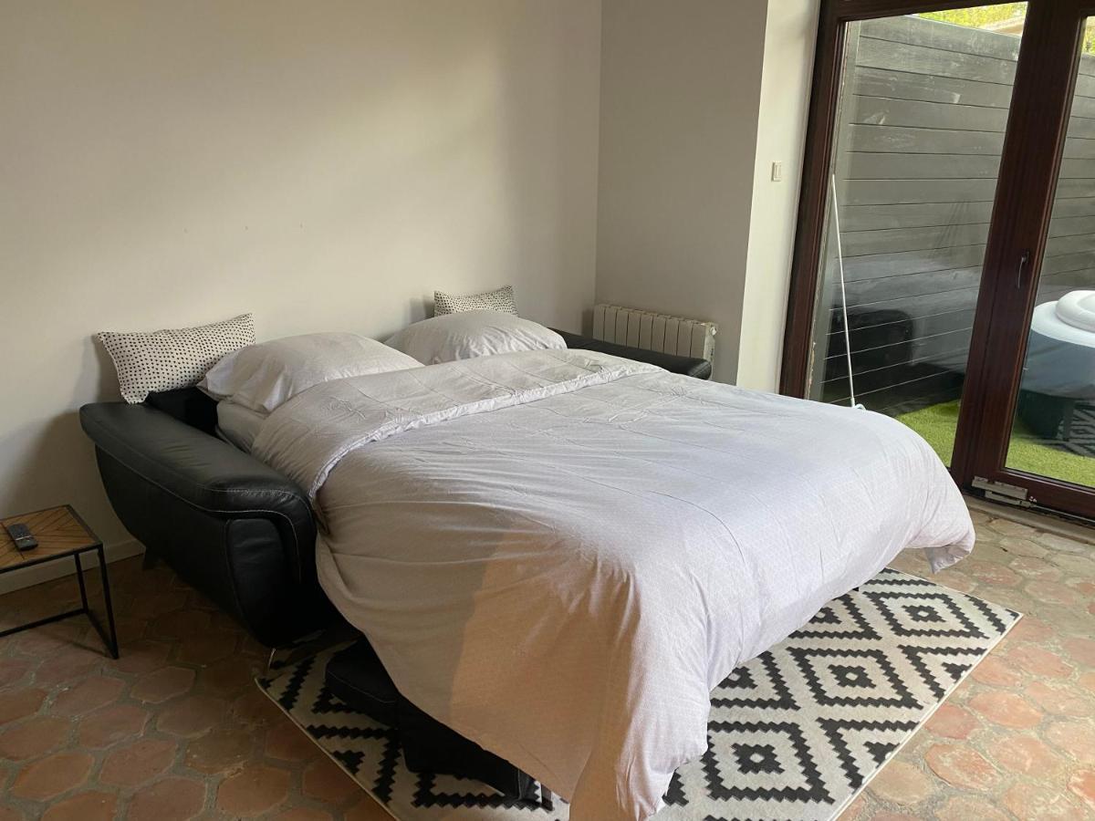 Studio Duplex Avec Spa Et Cour Privee Bonnelles Екстериор снимка