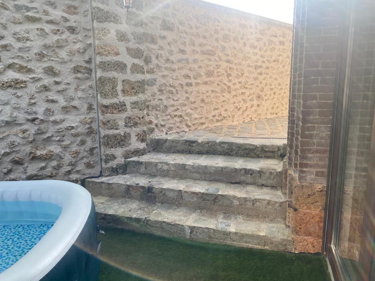Studio Duplex Avec Spa Et Cour Privee Bonnelles Екстериор снимка